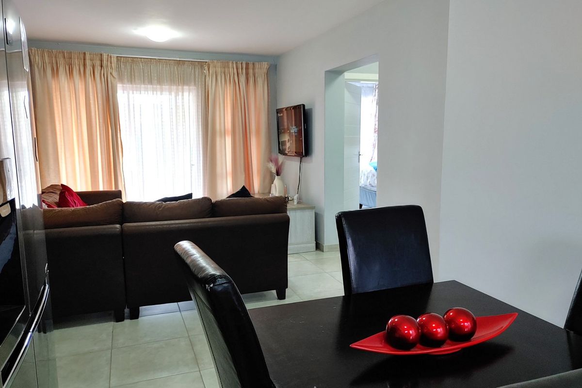 Discover this perfectly positioned 2-bedroom ground floor unit, designed for comfort and convenience. - Photo 4