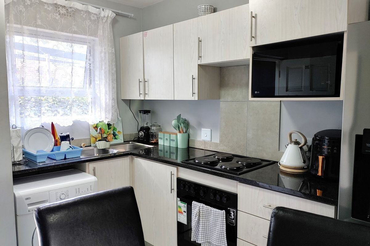 Discover this perfectly positioned 2-bedroom ground floor unit, designed for comfort and convenience. - Photo 3