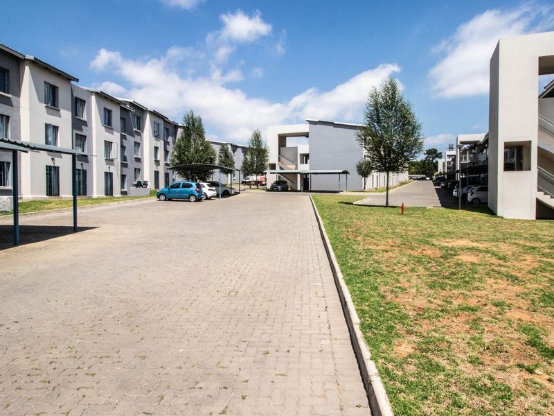 Great Investment Bachelor unit for sale in Lilyfield, Noordwyk, Midrand close to Public Transport & N1 Highway! - Photo 9