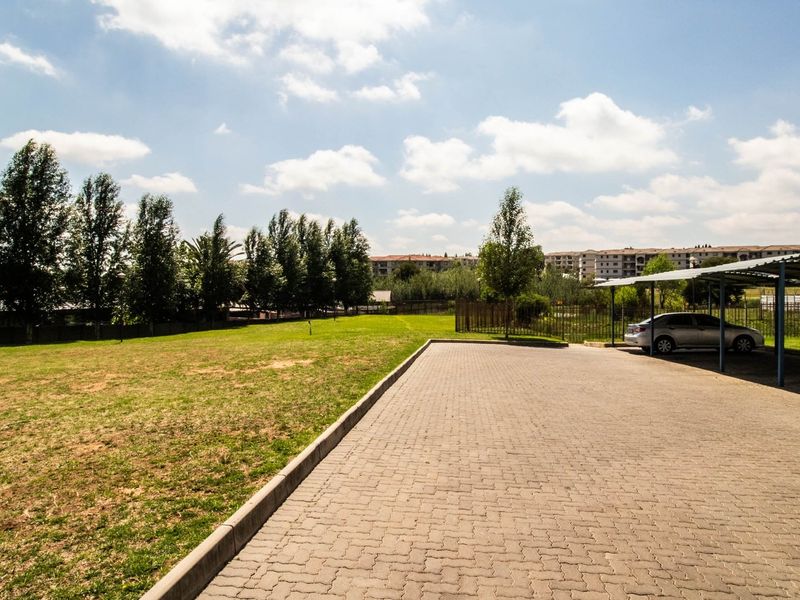 Great Investment Bachelor unit for sale in Lilyfield, Noordwyk, Midrand close to Public Transport & N1 Highway! - Photo 7