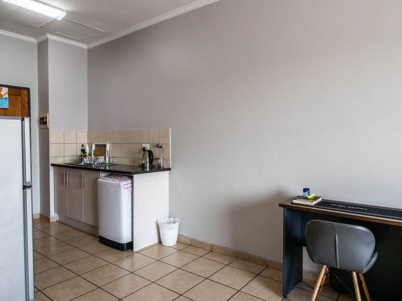 2-Bedroom Unit for sale - Lilyfield, Noordwyk, Midrand - R7000.00 p/m Rental Income! Great Investment or First Home! - Photo 9