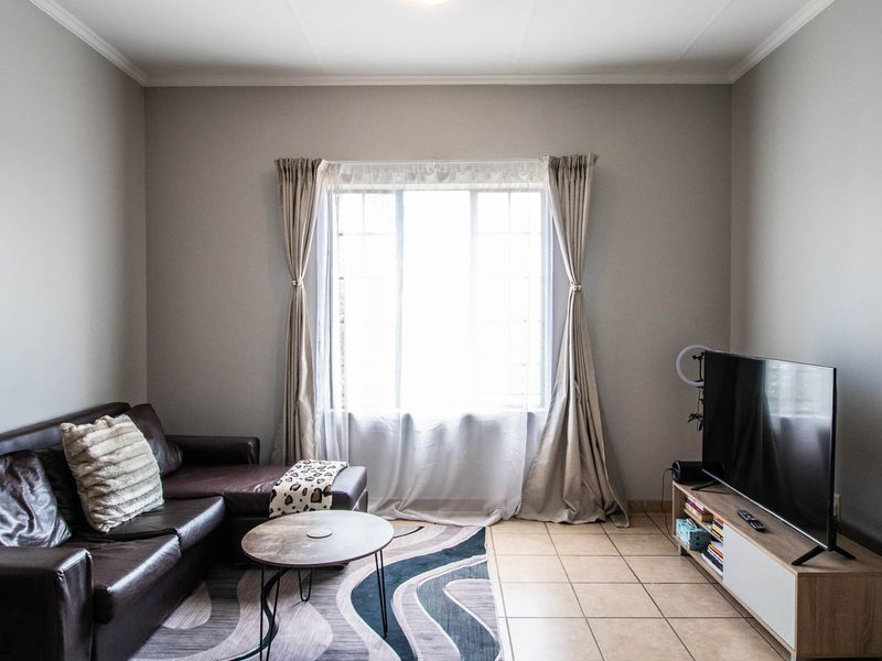 2-Bedroom Unit for sale - Lilyfield, Noordwyk, Midrand - R7000.00 p/m Rental Income! Great Investment or First Home! - Photo 8