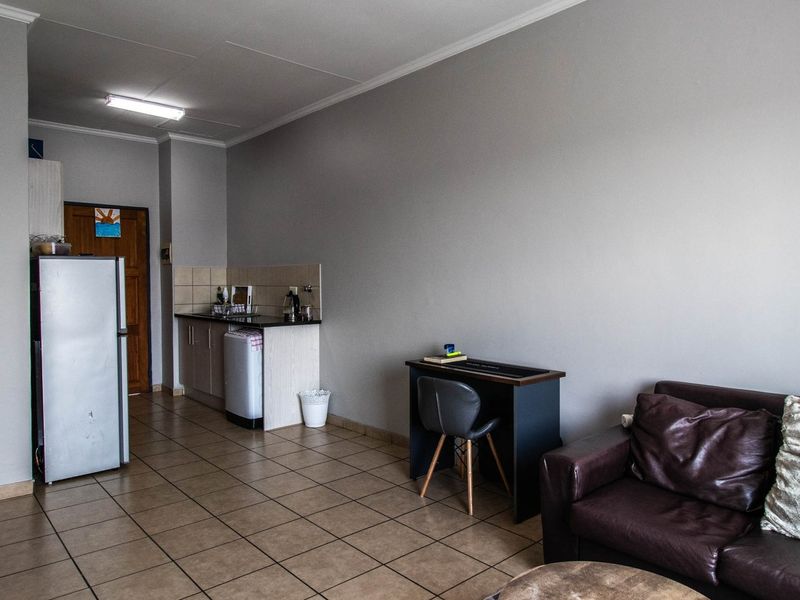 2-Bedroom Unit for sale - Lilyfield, Noordwyk, Midrand - R7000.00 p/m Rental Income! Great Investment or First Home! - Photo 7