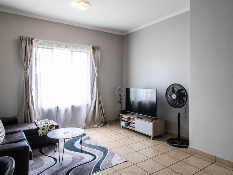 2-Bedroom Unit for sale - Lilyfield, Noordwyk, Midrand - R7000.00 p/m Rental Income! Great Investment or First Home! - Photo 6