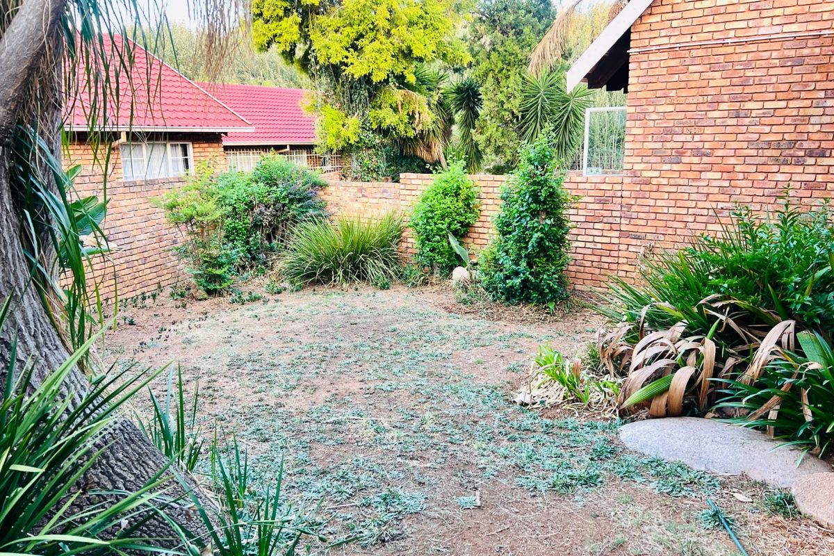 A 3 Bed 1 Bath upper fixer  with a large garden and so much potential! - Photo 3