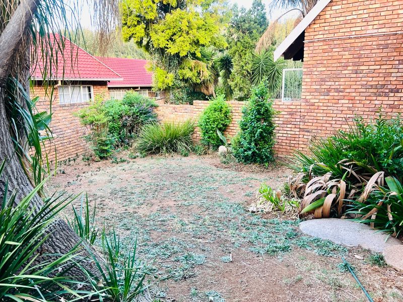 A 3 Bed 1 Bath upper fixer  with a large garden and so much potential! - Photo 3
