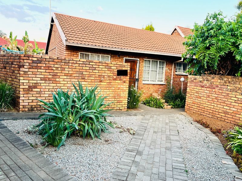 A 3 Bed 1 Bath upper fixer  with a large garden and so much potential! - Photo 1