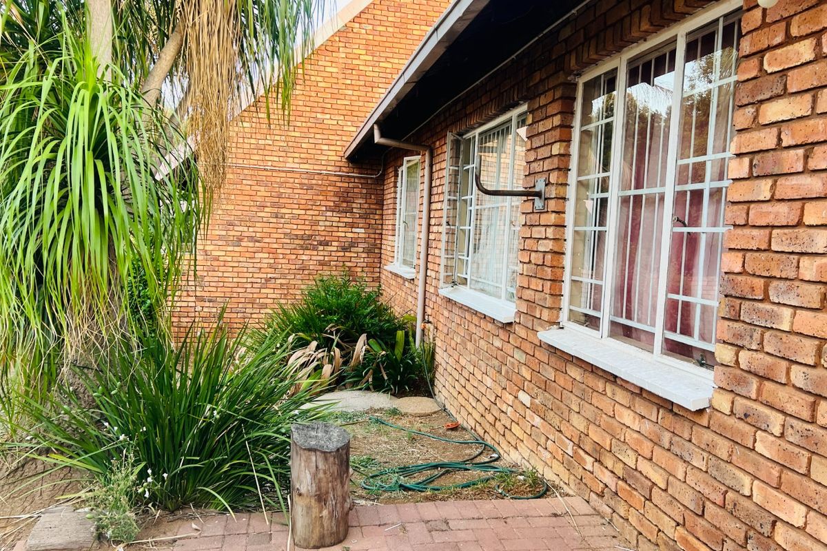 A 3 Bed 1 Bath upper fixer  with a large garden and so much potential! - Photo 2