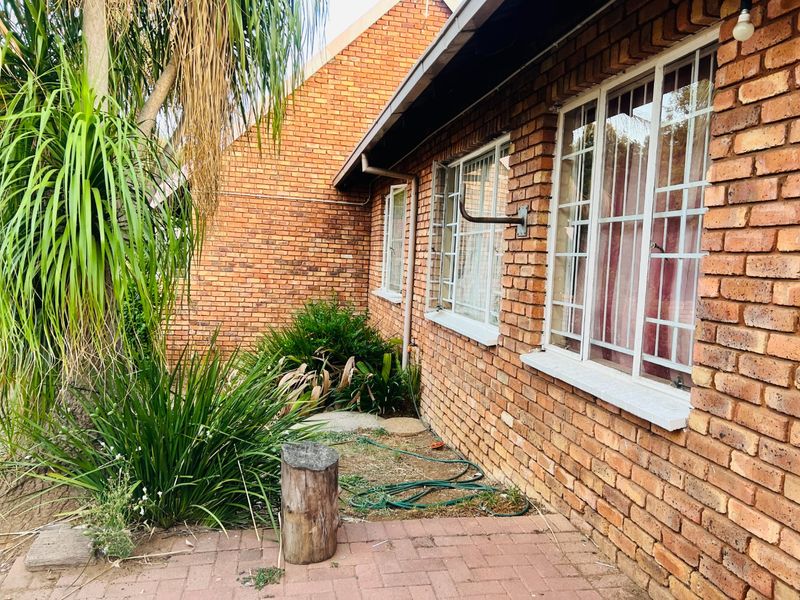A 3 Bed 1 Bath upper fixer  with a large garden and so much potential! - Photo 2