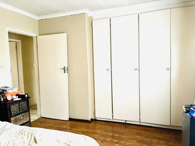 A 3 Bed 1 Bath upper fixer  with a large garden and so much potential! - Photo 10