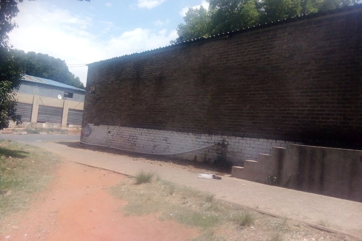 Prime Position Corner Stand, bosting with 3 Phase electricity on JULES Street - Photo 2