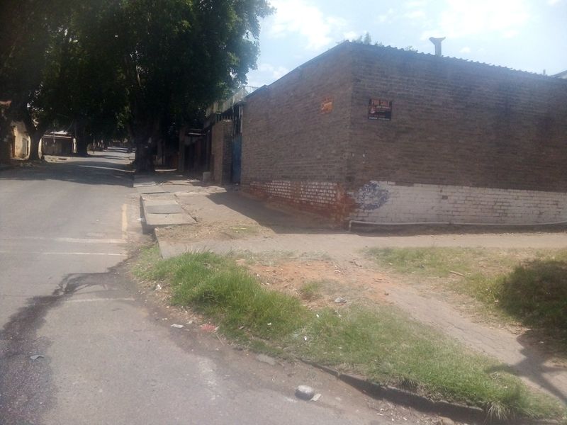 Prime Position Corner Stand, bosting with 3 Phase electricity on JULES Street - Photo 10