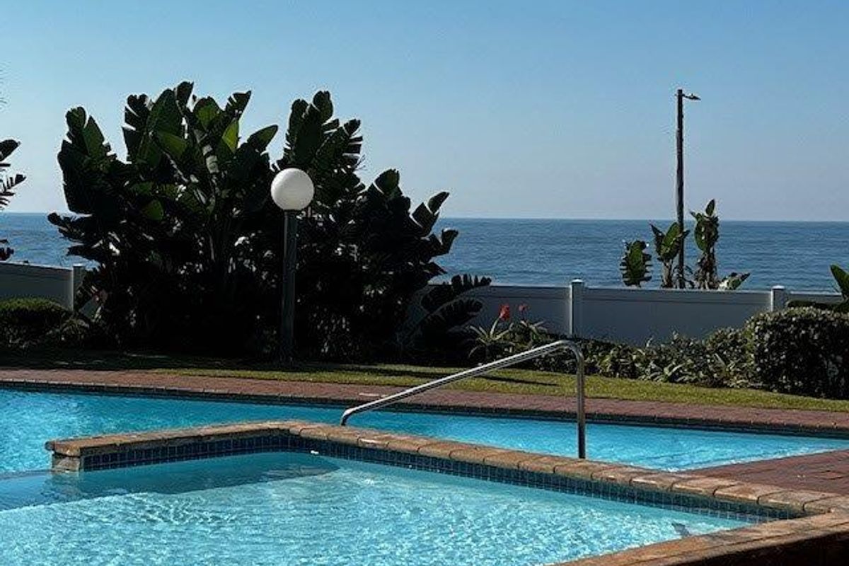 Beachfront Upmarket 3 Bedroom Apartment In Uvongo Beach  - Photo 2