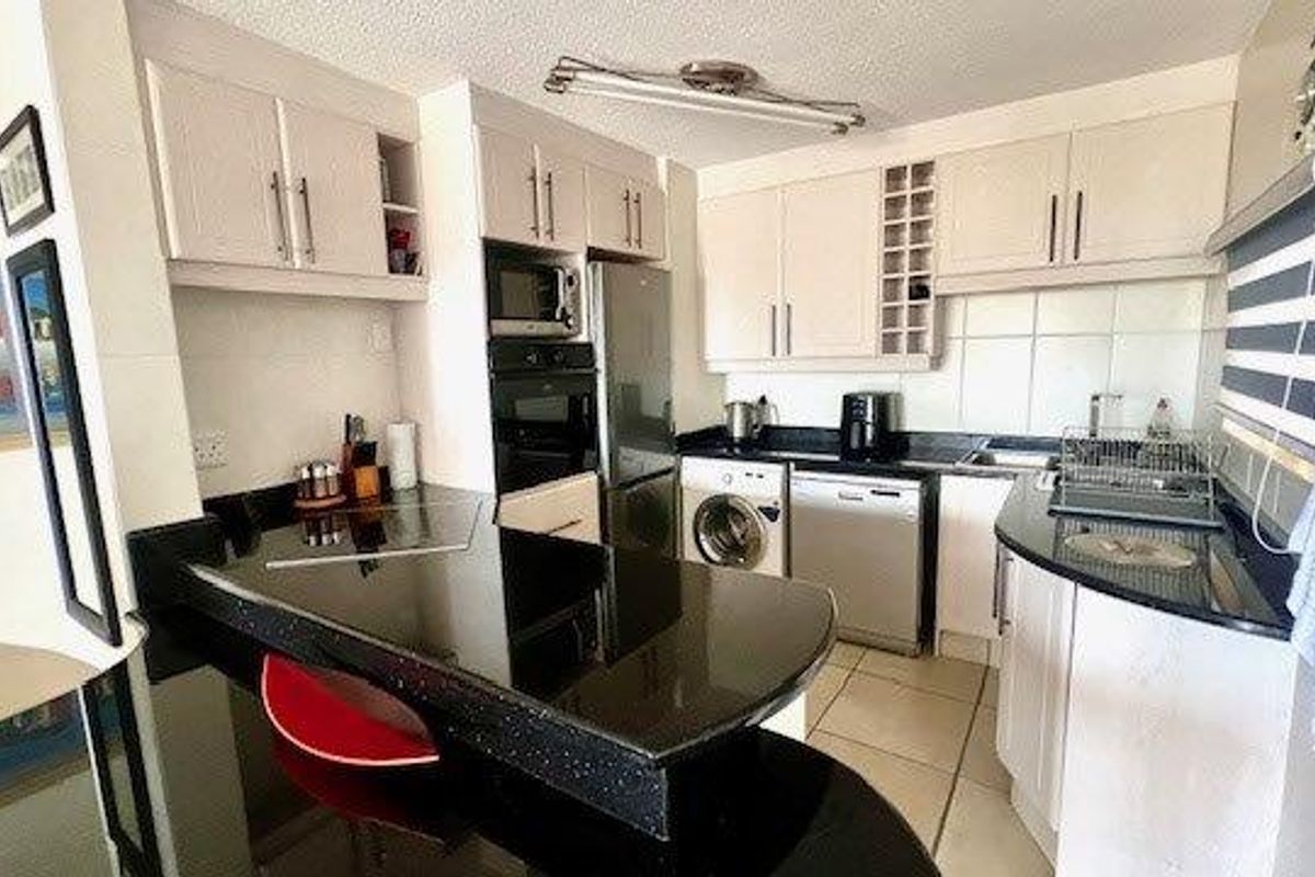 Beachfront Upmarket 3 Bedroom Apartment In Uvongo Beach  - Photo 4