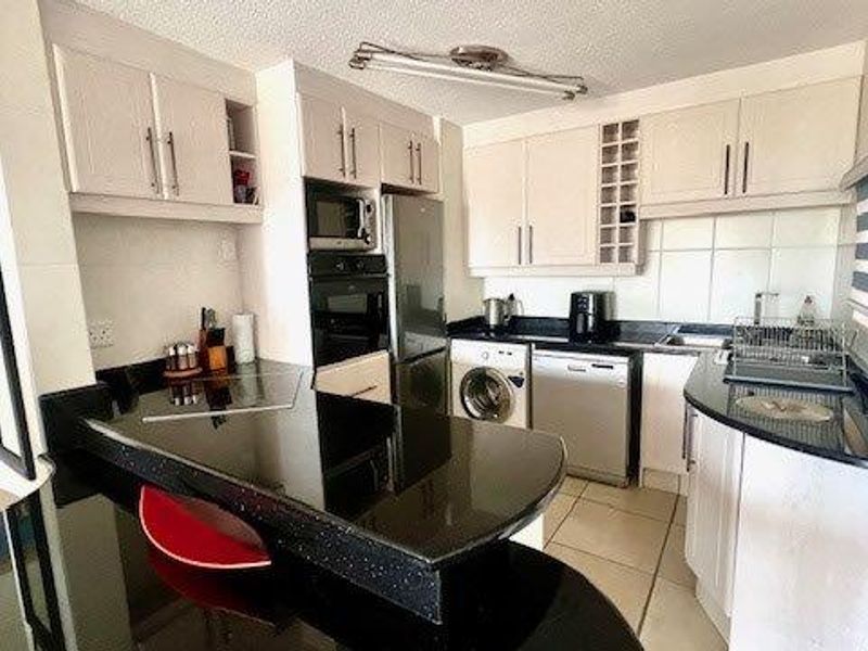 Beachfront Upmarket 3 Bedroom Apartment In Uvongo Beach  - Photo 4