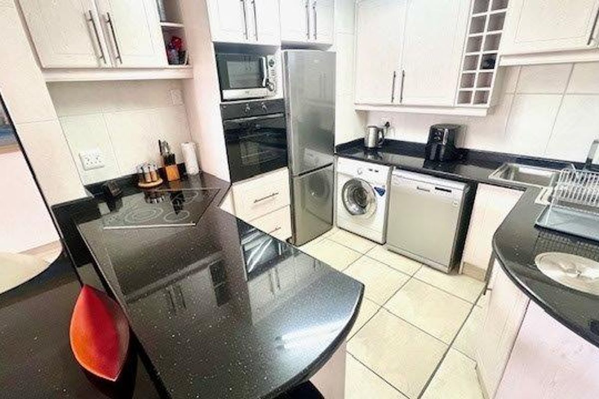 Beachfront Upmarket 3 Bedroom Apartment In Uvongo Beach  - Photo 5