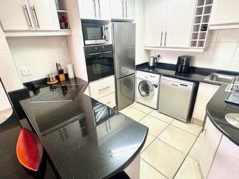 Beachfront Upmarket 3 Bedroom Apartment In Uvongo Beach  - Photo 5