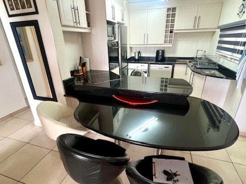 Beachfront Upmarket 3 Bedroom Apartment In Uvongo Beach  - Photo 10