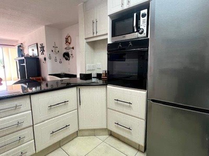 Beachfront Upmarket 3 Bedroom Apartment In Uvongo Beach  - Photo 9