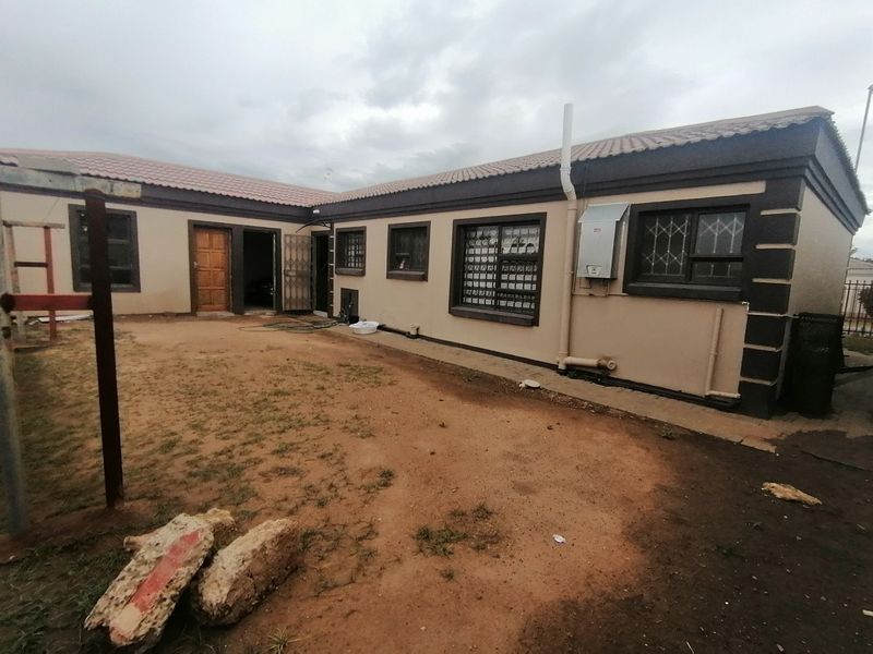 Beautiful 3 Bedroom Family House for Sale in Pine Haven, Bloemfontein - Photo 3