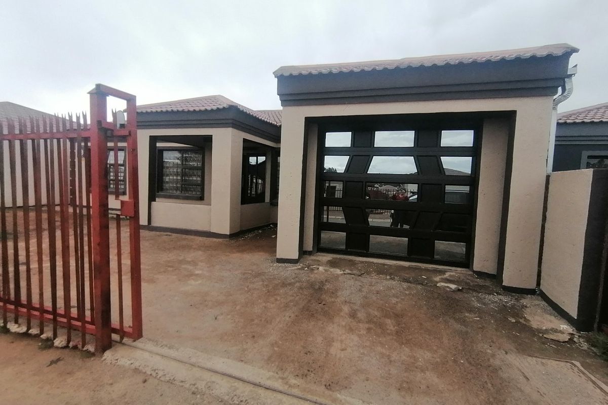 Beautiful 3 Bedroom Family House for Sale in Pine Haven, Bloemfontein - Photo 4