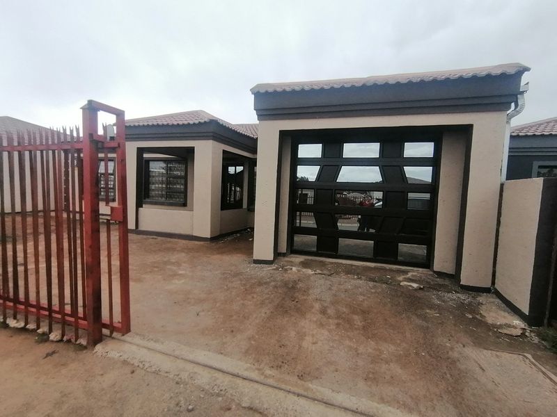 Beautiful 3 Bedroom Family House for Sale in Pine Haven, Bloemfontein - Photo 4