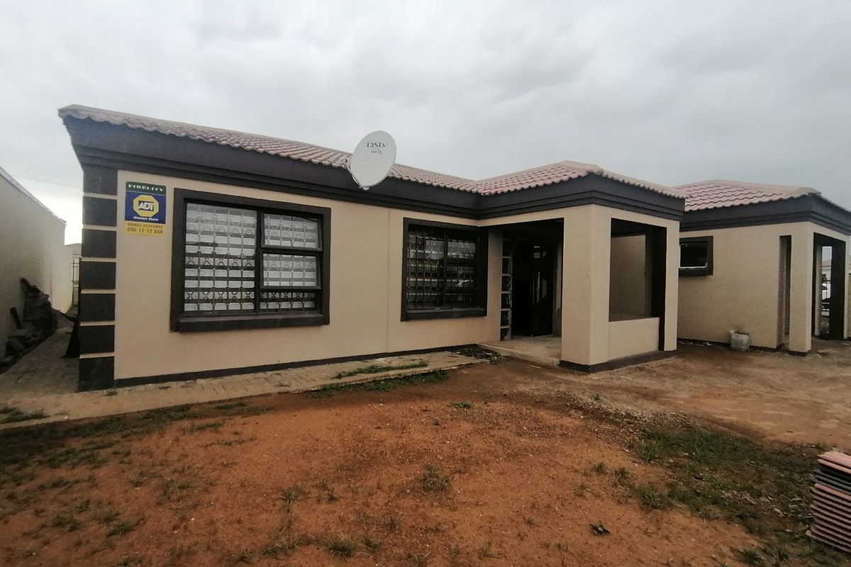 Beautiful 3 Bedroom Family House for Sale in Pine Haven, Bloemfontein - Photo 2