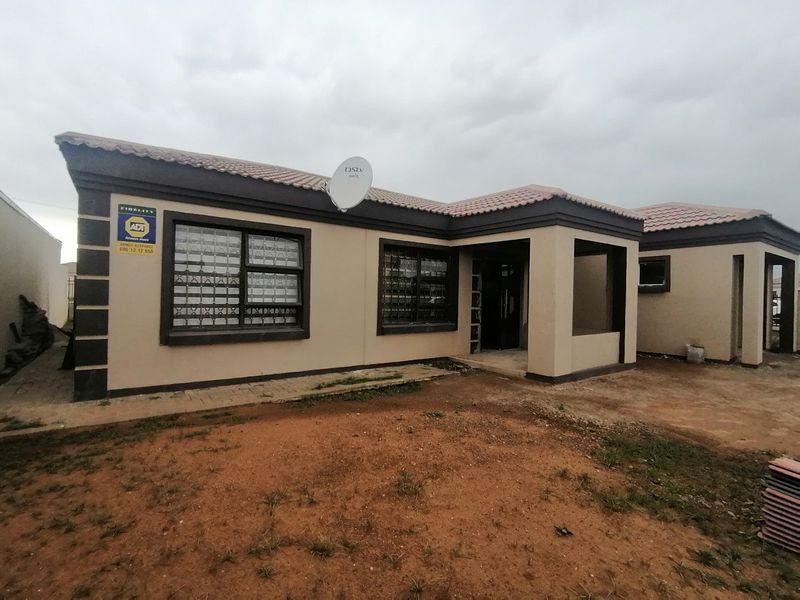 Beautiful 3 Bedroom Family House for Sale in Pine Haven, Bloemfontein - Photo 2