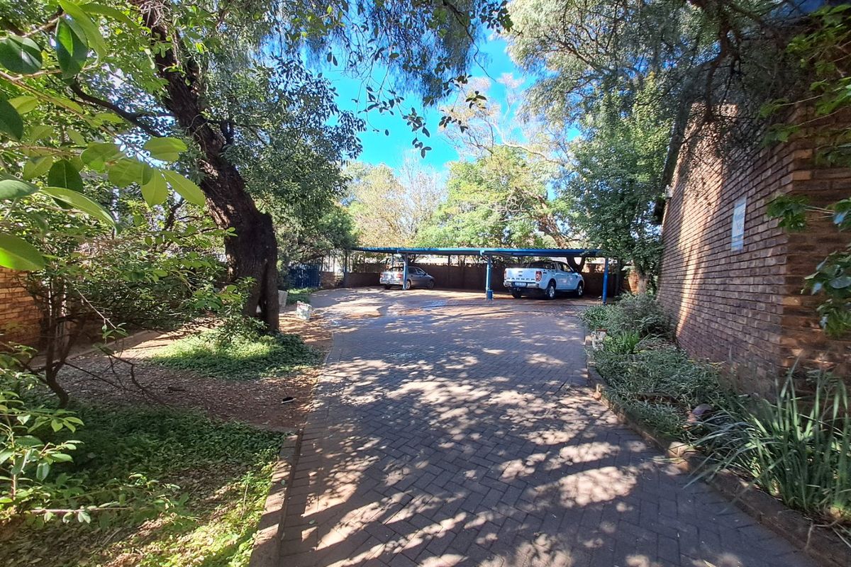 Prime Prime Location 1600m2 House with officed on Jaun Vorster Road ready do develop - Photo 4