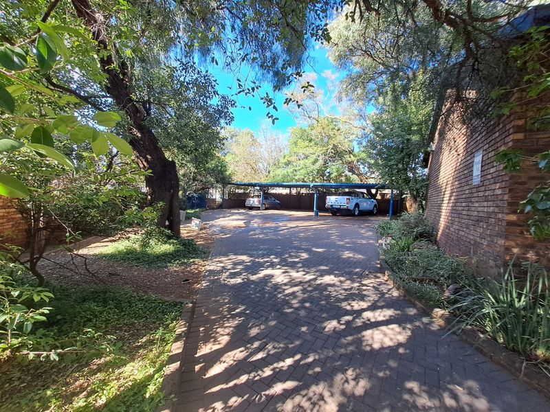 Prime Prime Location 1600m2 House with officed on Jaun Vorster Road ready do develop - Photo 4
