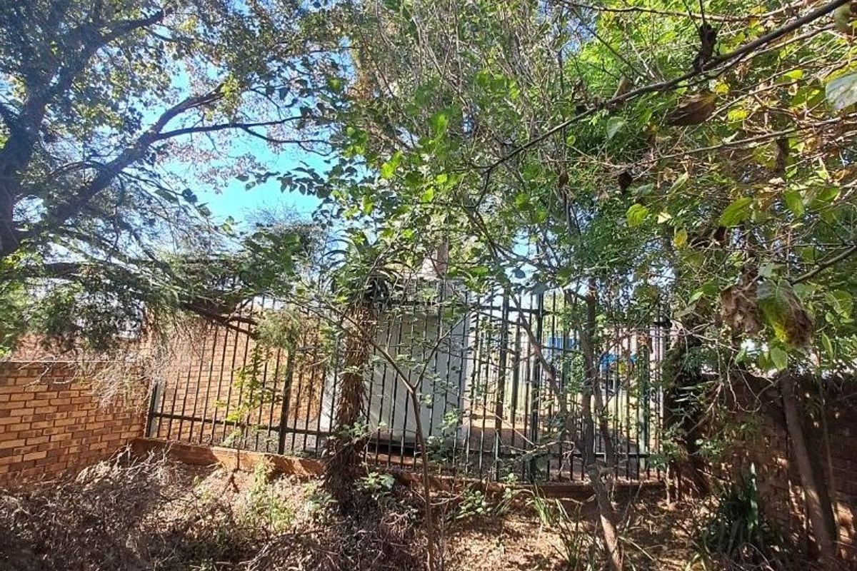 Prime Prime Location 1600m2 House with officed on Jaun Vorster Road ready do develop - Photo 5