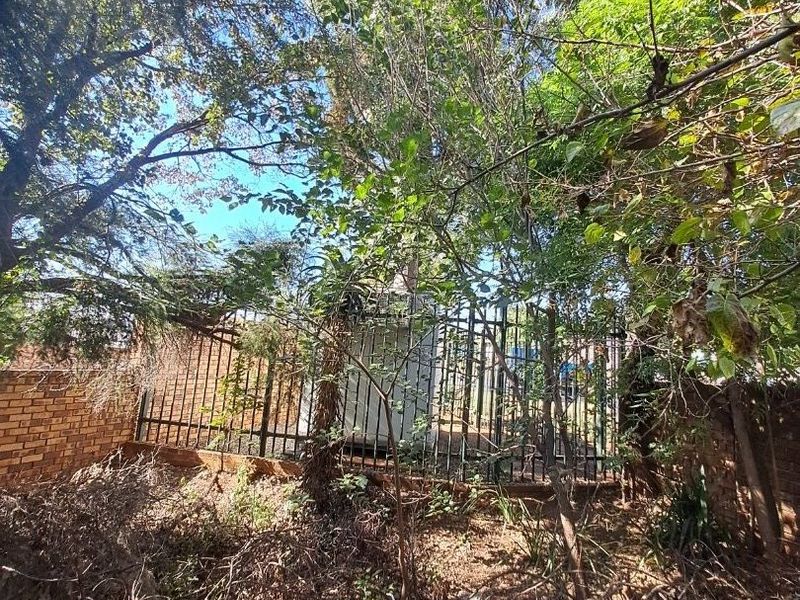 Prime Prime Location 1600m2 House with officed on Jaun Vorster Road ready do develop - Photo 5
