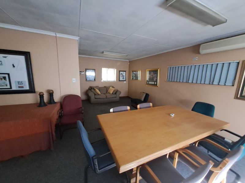 Prime Prime Location 1600m2 House with officed on Jaun Vorster Road ready do develop - Photo 10