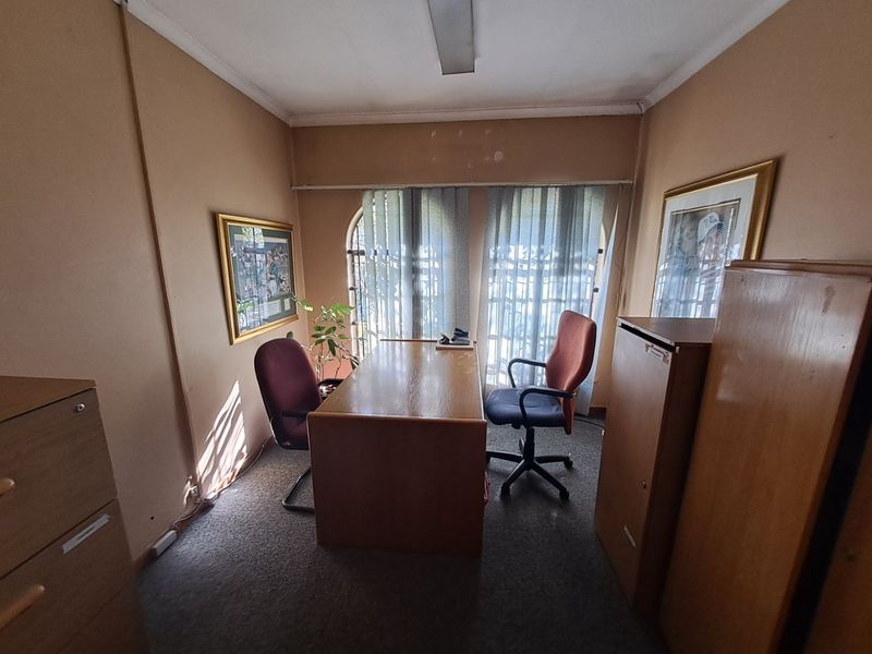 Prime Prime Location 1600m2 House with officed on Jaun Vorster Road ready do develop - Photo 9