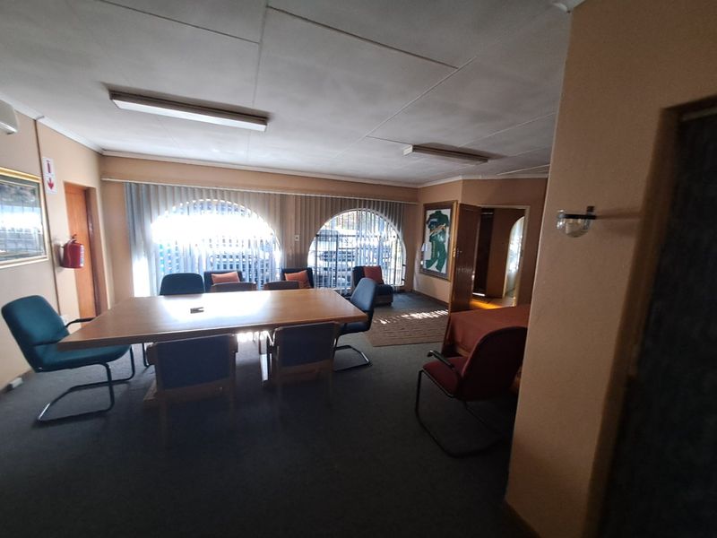 Prime Prime Location 1600m2 House with officed on Jaun Vorster Road ready do develop - Photo 7