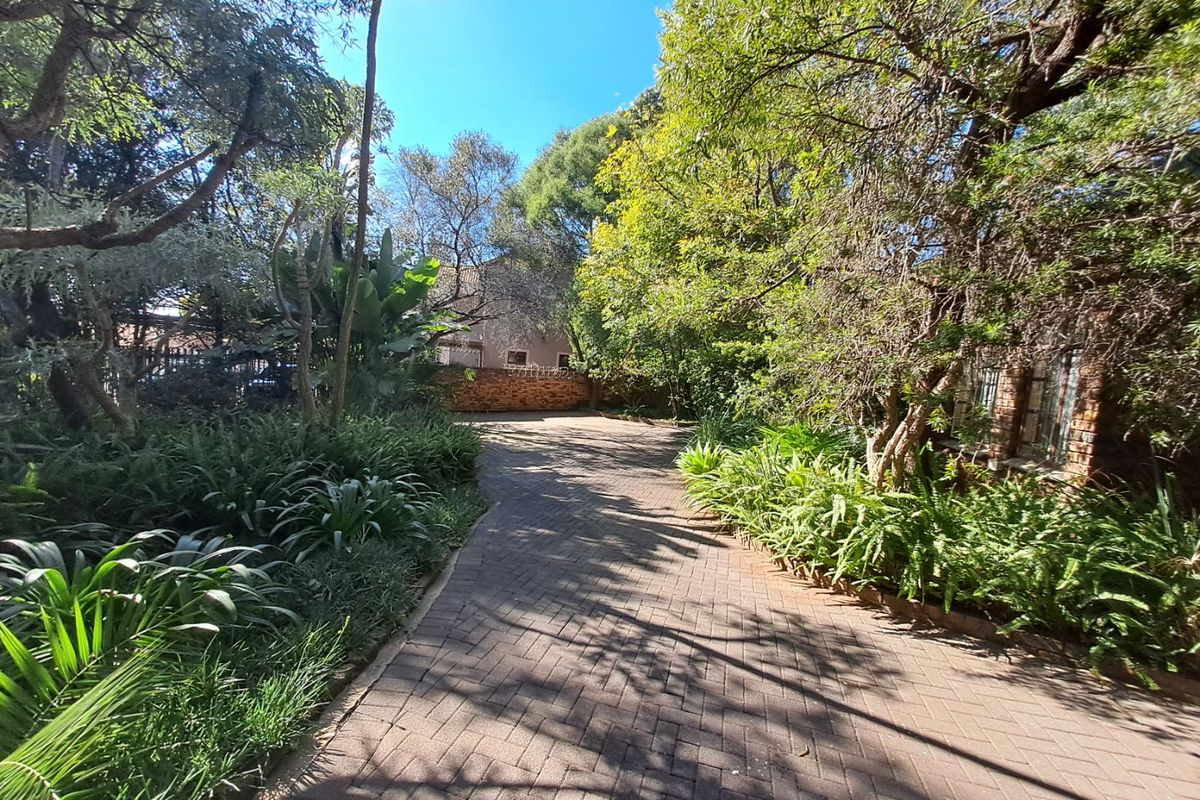 Prime Prime Location 1600m2 House with officed on Jaun Vorster Road ready do develop - Photo 3