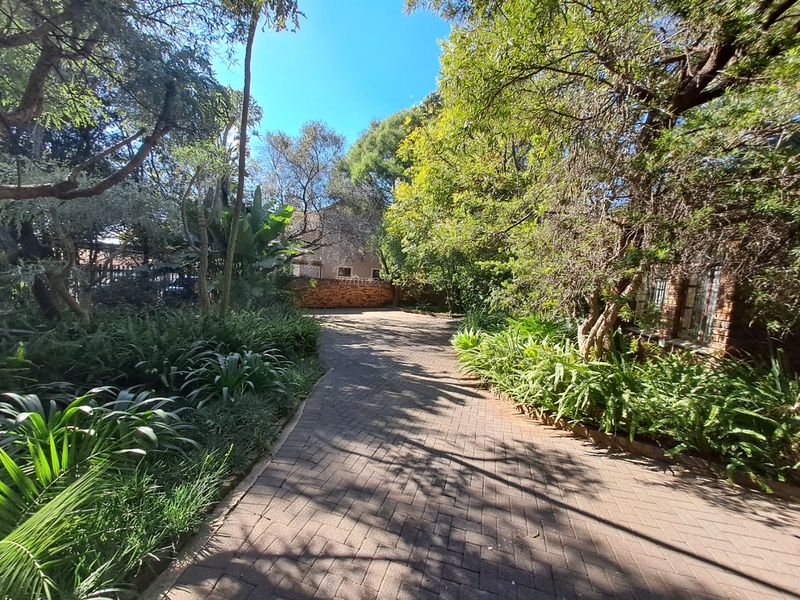 Prime Prime Location 1600m2 House with officed on Jaun Vorster Road ready do develop - Photo 3