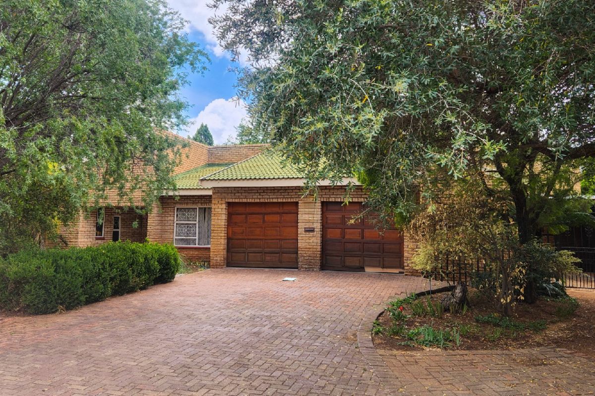Spacious and versatile 3-bedroom family home with a charming kitchen, dedicated study, entertainment-ready lapa, and endless outdoor potential, perfect for creating your dream oasis. - Photo 2