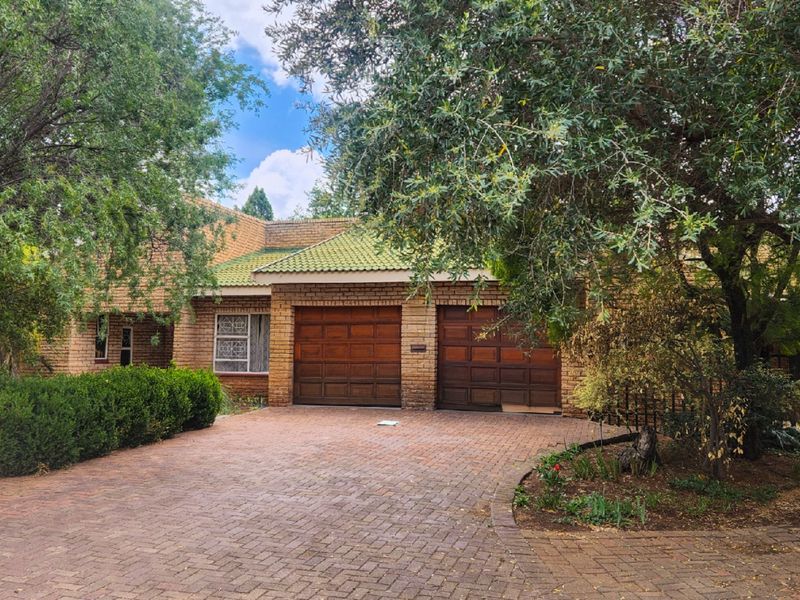 Spacious and versatile 3-bedroom family home with a charming kitchen, dedicated study, entertainment-ready lapa, and endless outdoor potential, perfect for creating your dream oasis. - Photo 2