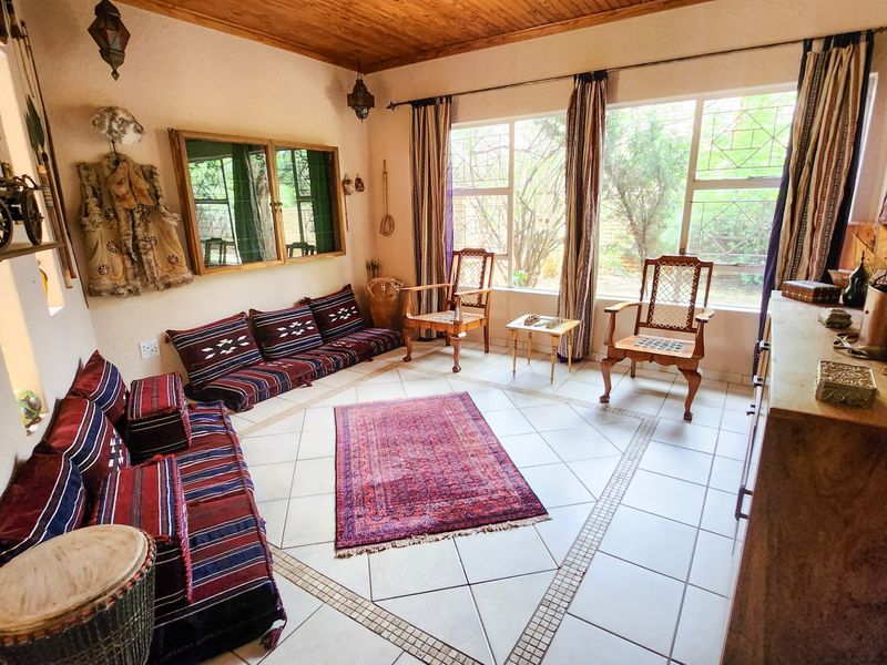 Spacious and versatile 3-bedroom family home with a charming kitchen, dedicated study, entertainment-ready lapa, and endless outdoor potential, perfect for creating your dream oasis. - Photo 4