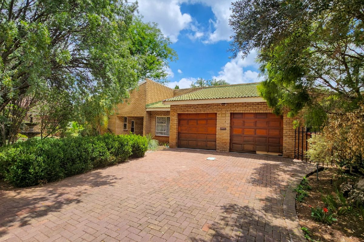 Spacious and versatile 3-bedroom family home with a charming kitchen, dedicated study, entertainment-ready lapa, and endless outdoor potential, perfect for creating your dream oasis. - Photo 3