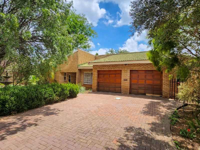 Spacious and versatile 3-bedroom family home with a charming kitchen, dedicated study, entertainment-ready lapa, and endless outdoor potential, perfect for creating your dream oasis. - Photo 3