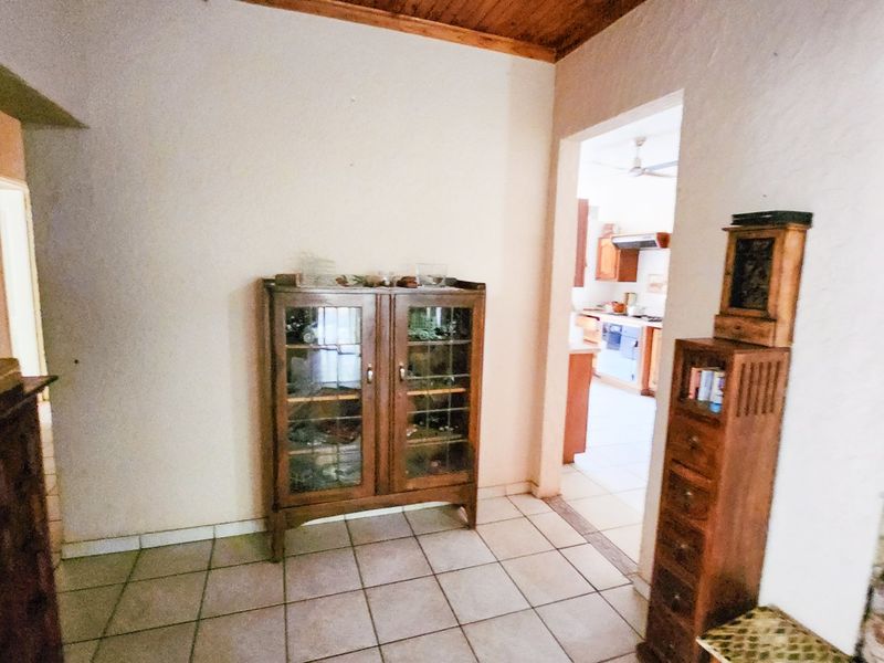 Spacious and versatile 3-bedroom family home with a charming kitchen, dedicated study, entertainment-ready lapa, and endless outdoor potential, perfect for creating your dream oasis. - Photo 10