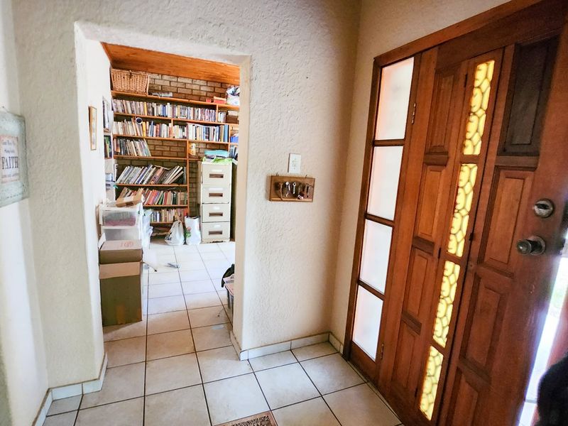 Spacious and versatile 3-bedroom family home with a charming kitchen, dedicated study, entertainment-ready lapa, and endless outdoor potential, perfect for creating your dream oasis. - Photo 9