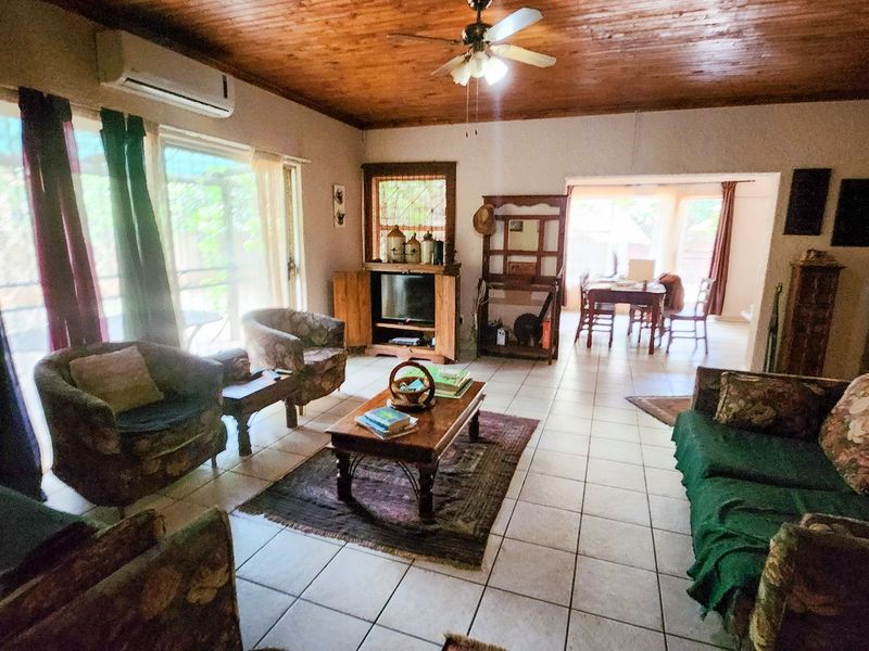 Spacious and versatile 3-bedroom family home with a charming kitchen, dedicated study, entertainment-ready lapa, and endless outdoor potential, perfect for creating your dream oasis. - Photo 8