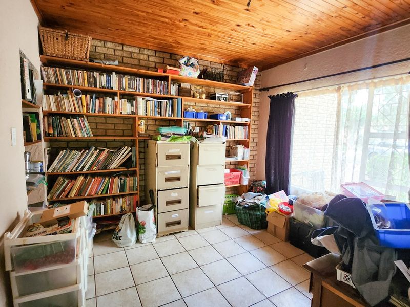 Spacious and versatile 3-bedroom family home with a charming kitchen, dedicated study, entertainment-ready lapa, and endless outdoor potential, perfect for creating your dream oasis. - Photo 7