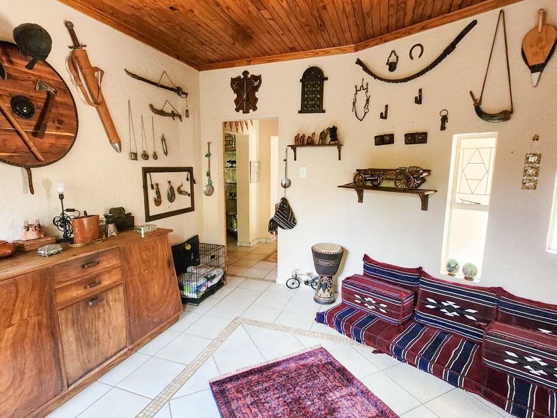 Spacious and versatile 3-bedroom family home with a charming kitchen, dedicated study, entertainment-ready lapa, and endless outdoor potential, perfect for creating your dream oasis. - Photo 6