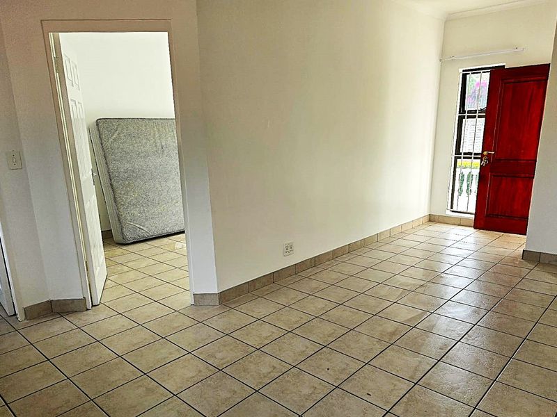 1 Bedroom 1 Bathroom Upper level Apartment To Let in Parktown - Photo 4