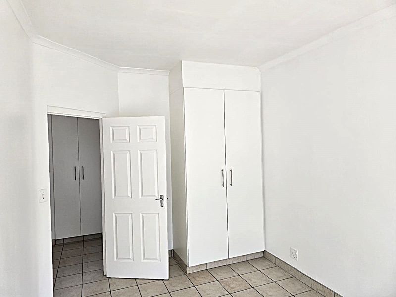 1 Bedroom 1 Bathroom Upper level Apartment To Let in Parktown - Photo 10