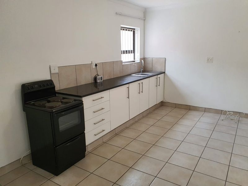 1 Bedroom 1 Bathroom Upper level Apartment To Let in Parktown - Photo 8